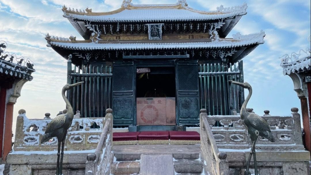 Capa: Descer o Palácio Dourado em Wudangshan, sozinho, no escuro foi uma das experiências mais intensas que vivi na China